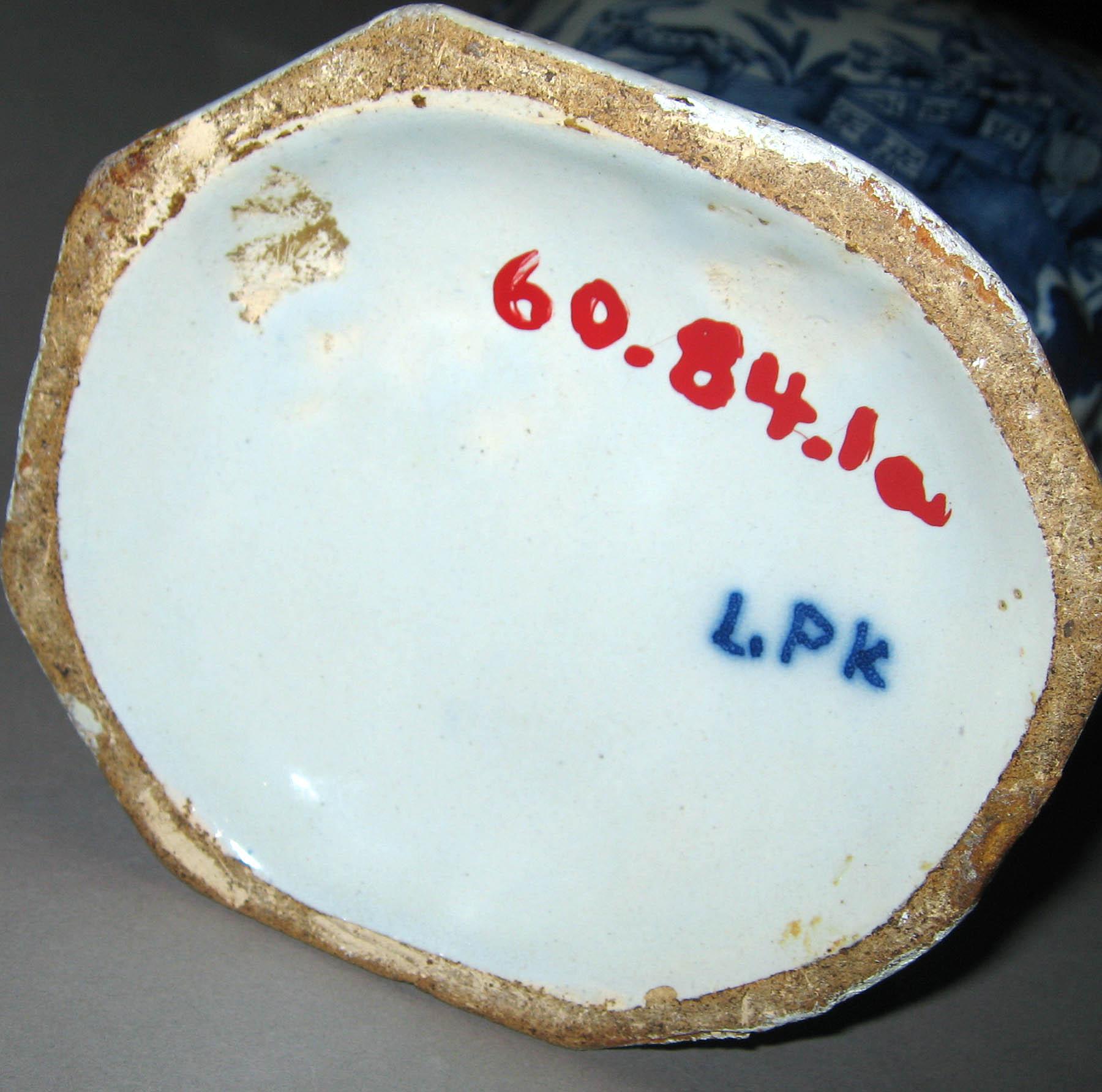1960.0084.001 A Delft covered vase (underside)