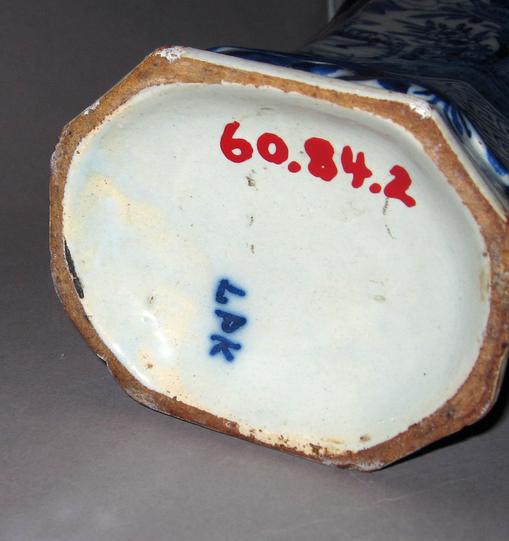 1960.0084.002 Delft vase (underside)