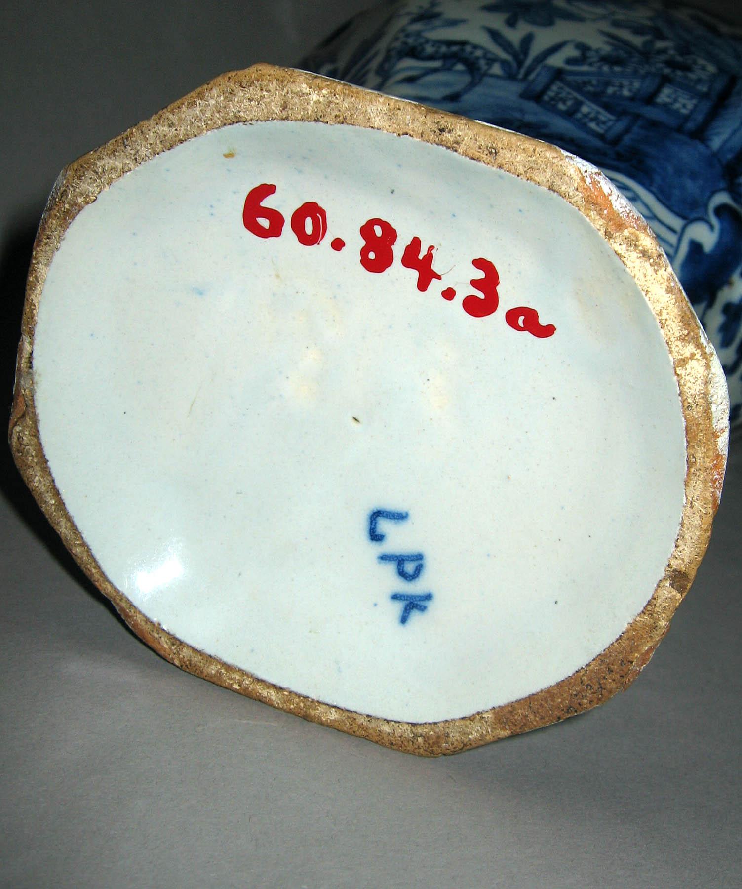 1960.0084.003 A, B Delft covered vase (underside)
