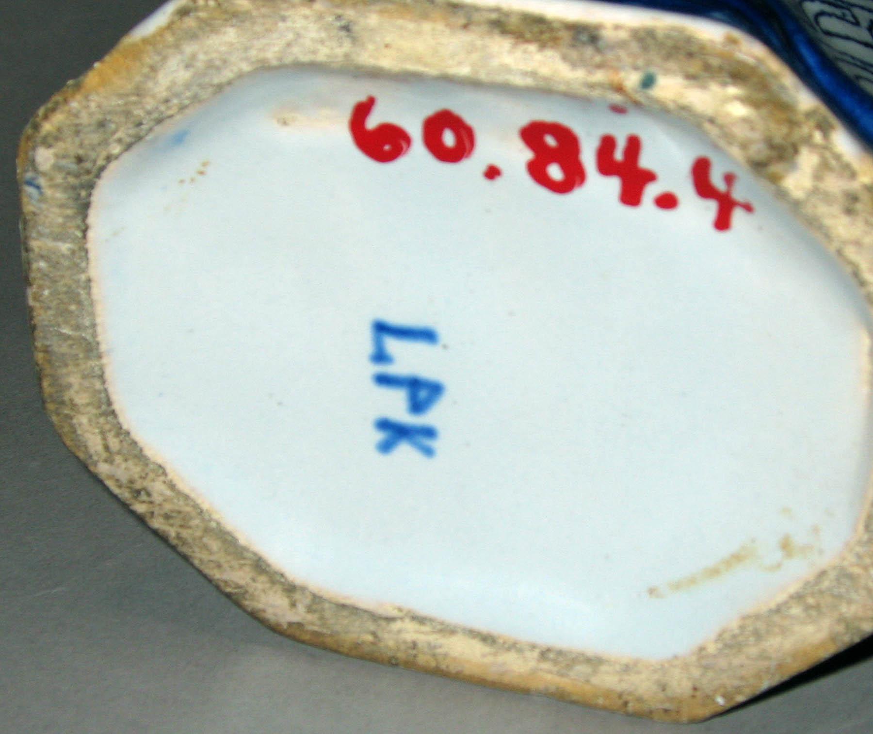 1960.0084.004 Delft vase (underside)