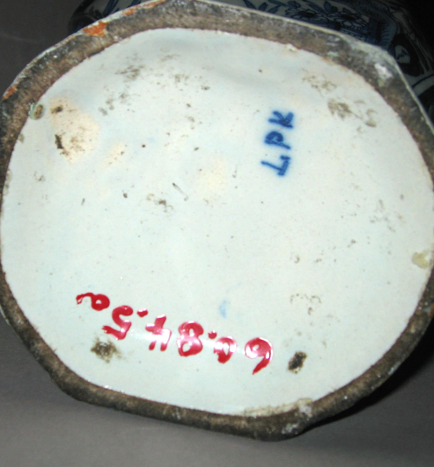 1960.0084.005 A Delft covered vase (mark)