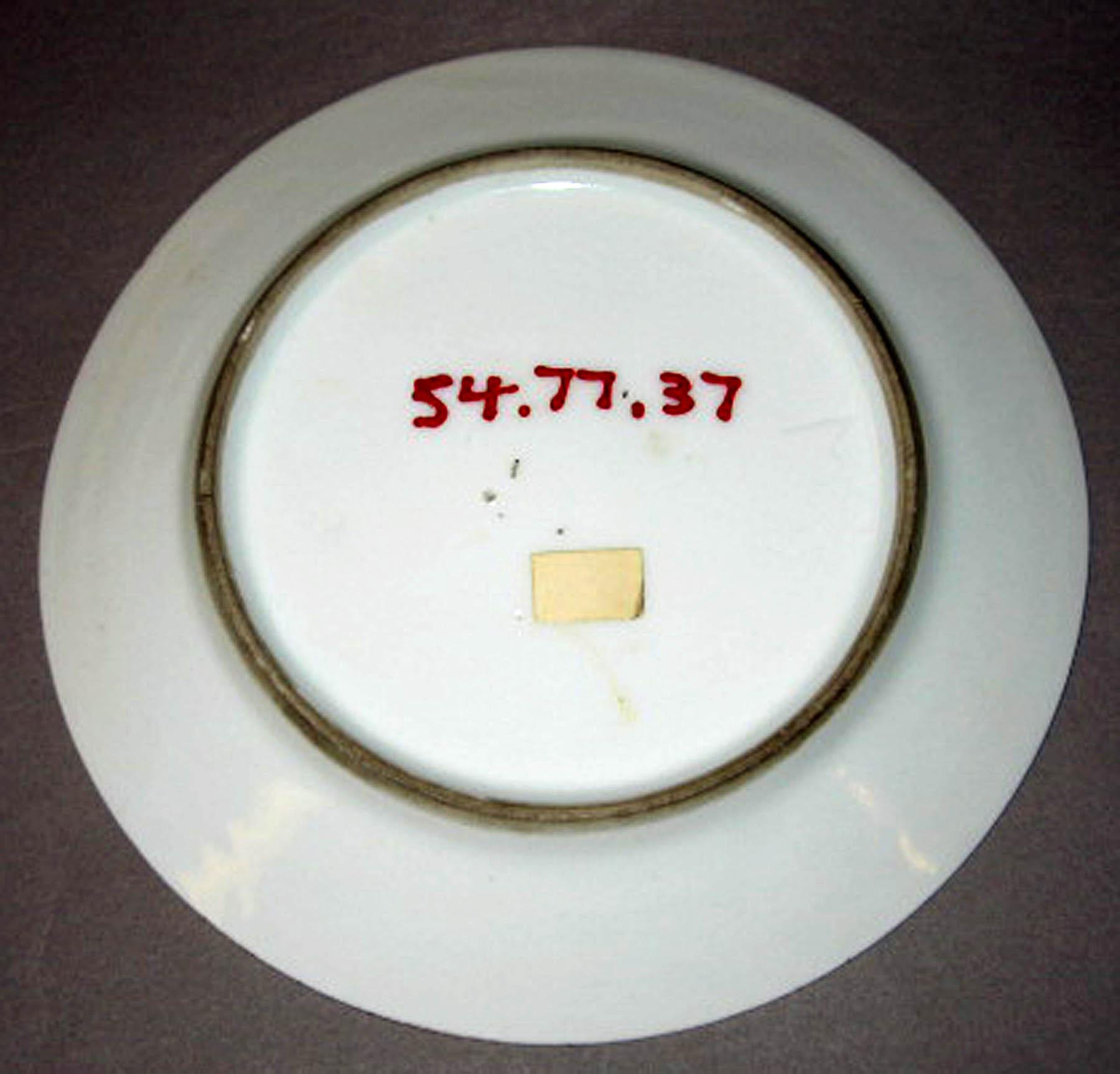 1954.0077.037 Porcelain plate (underside)