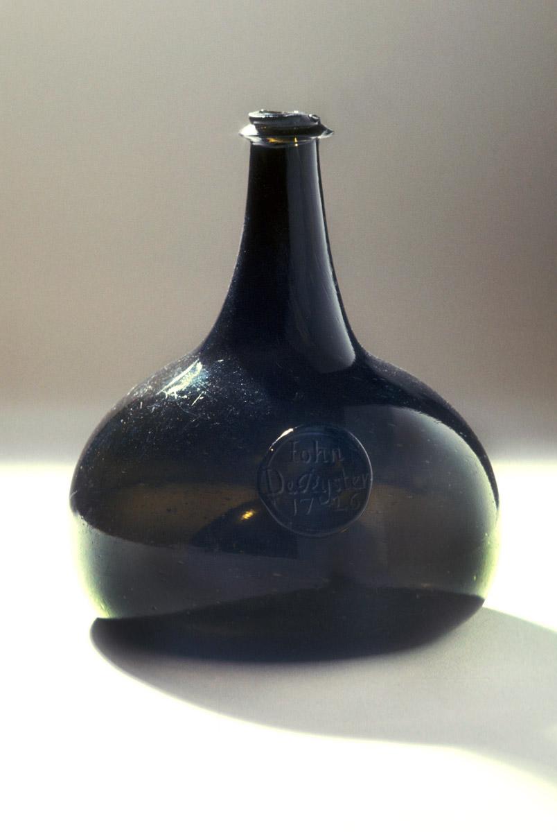 1960.0095 Bottle, view 2