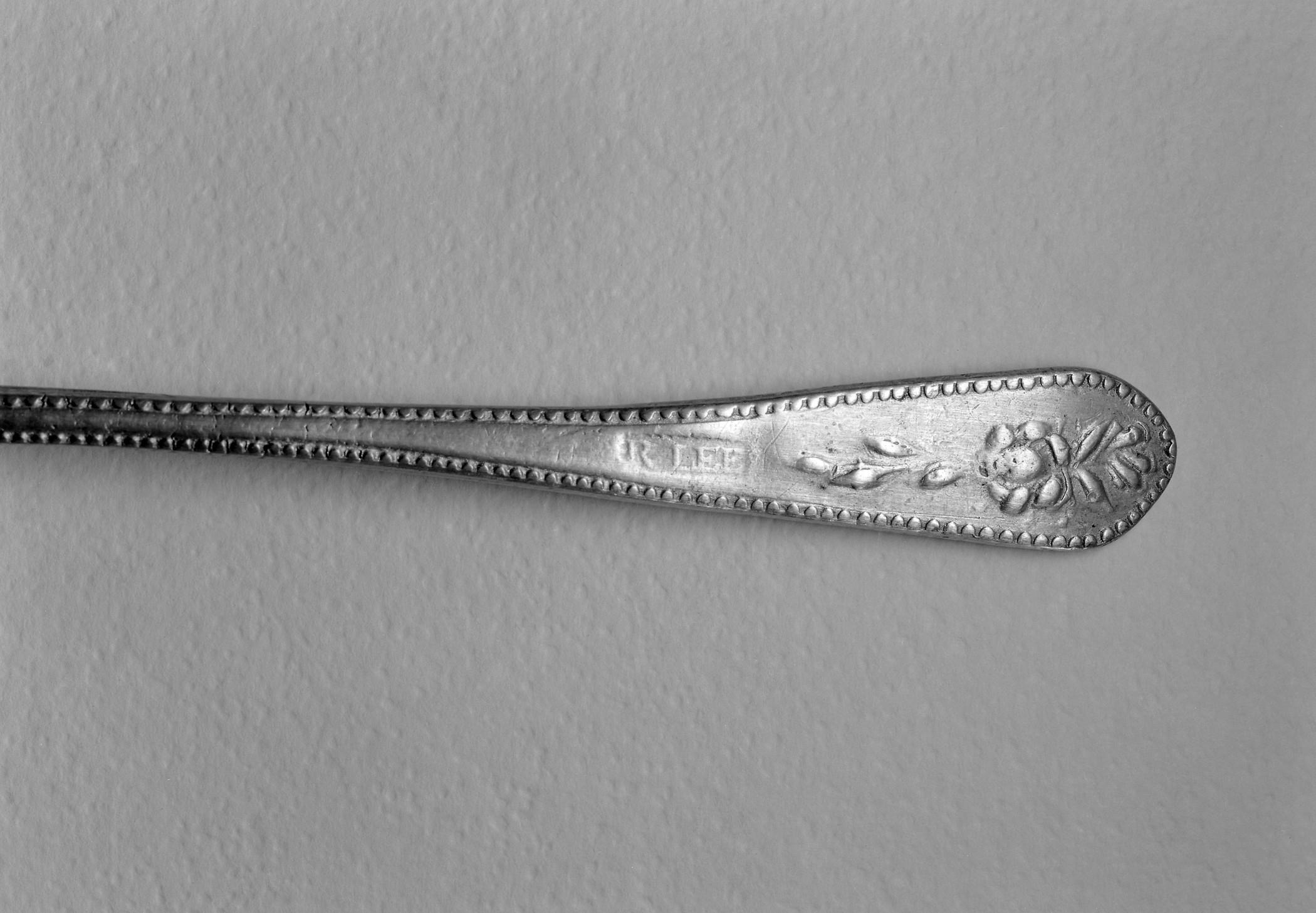 1960.0101 Pewter spoon (mark)