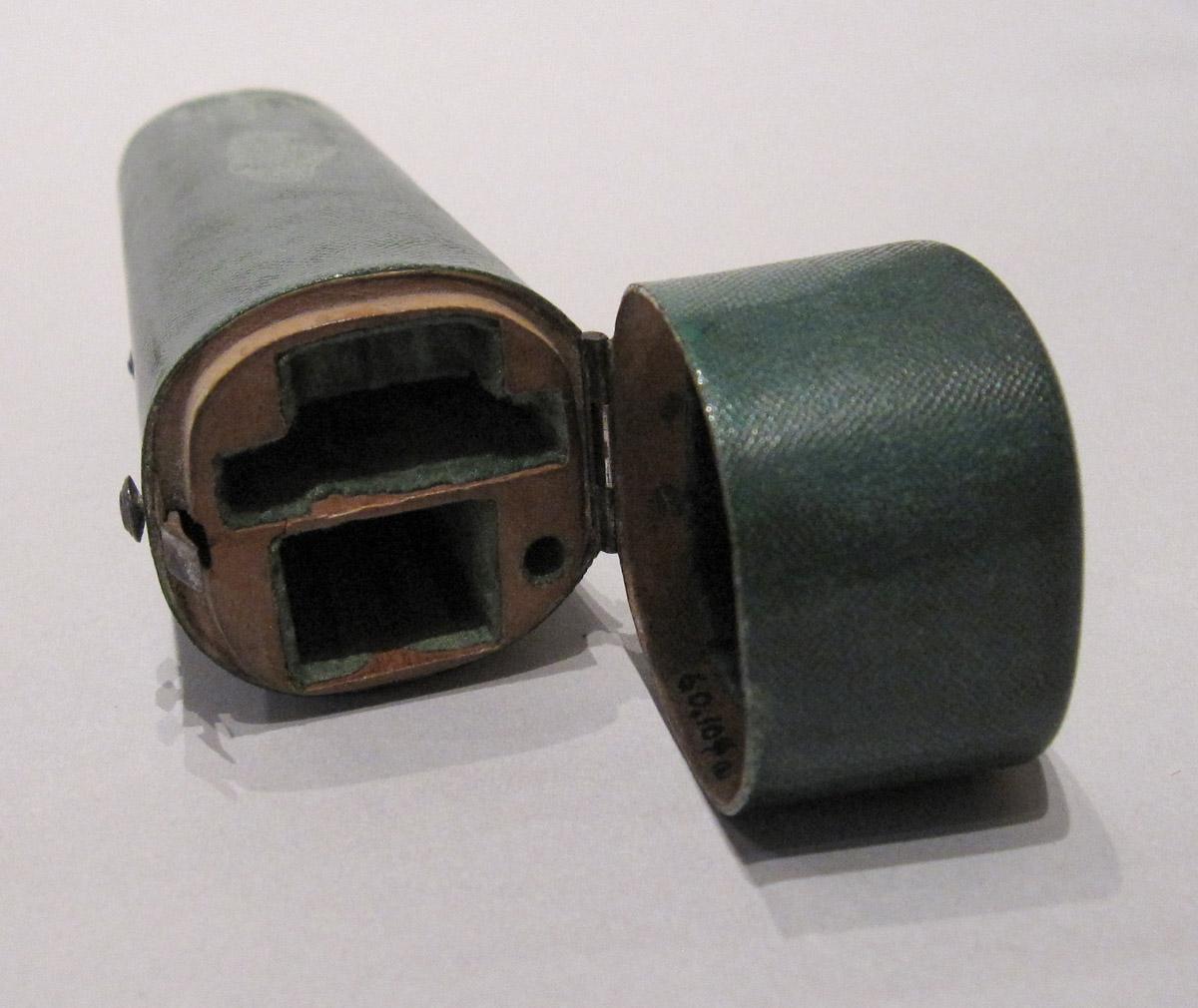 1960.0104 A Candle Screen Case interior