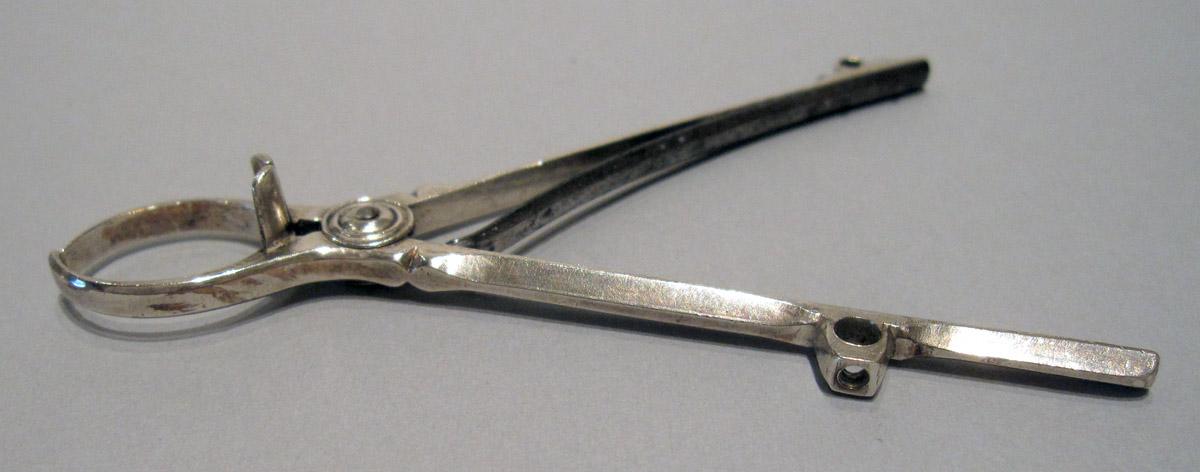 1960.0104 C Candle Screen Pinchers side view