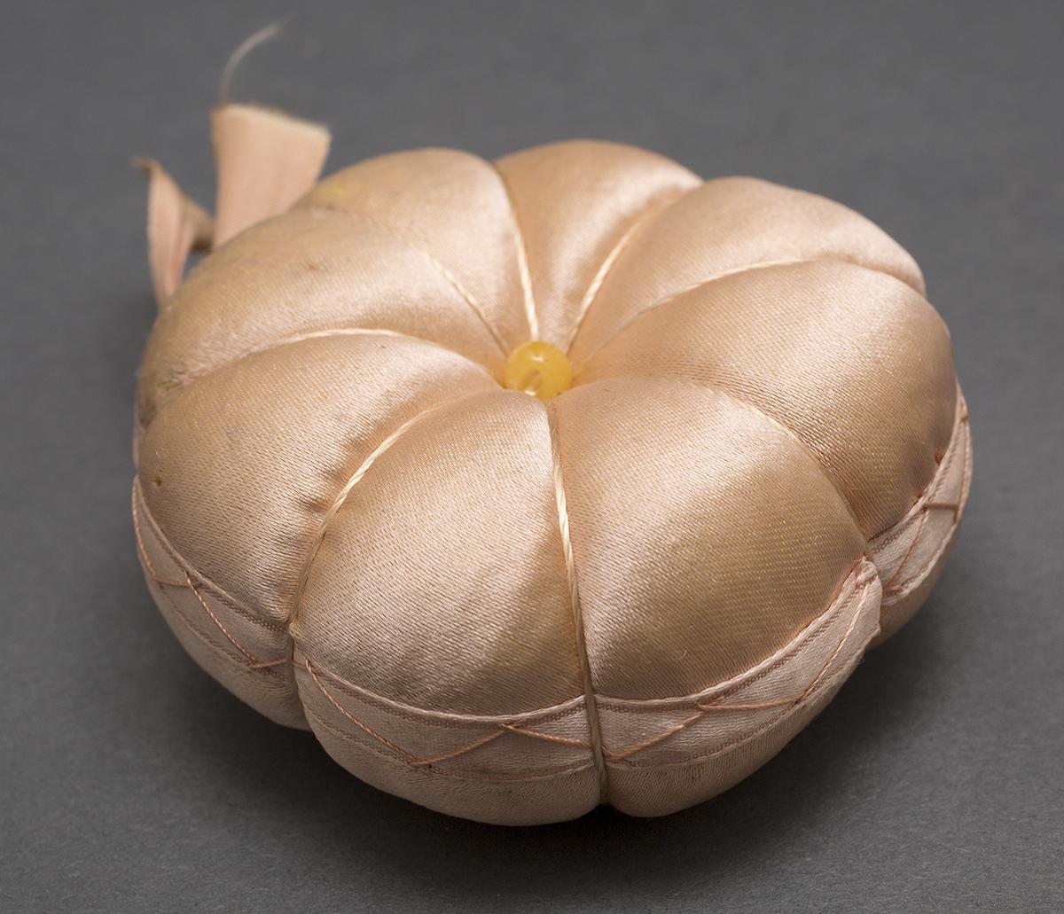1960.0124 C Pincushion, Side