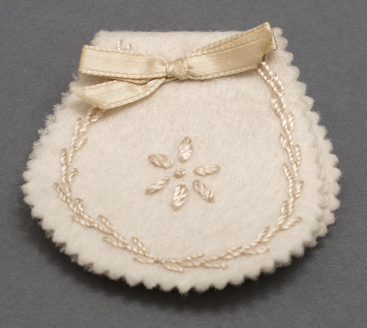1960.0124 D Needle case
