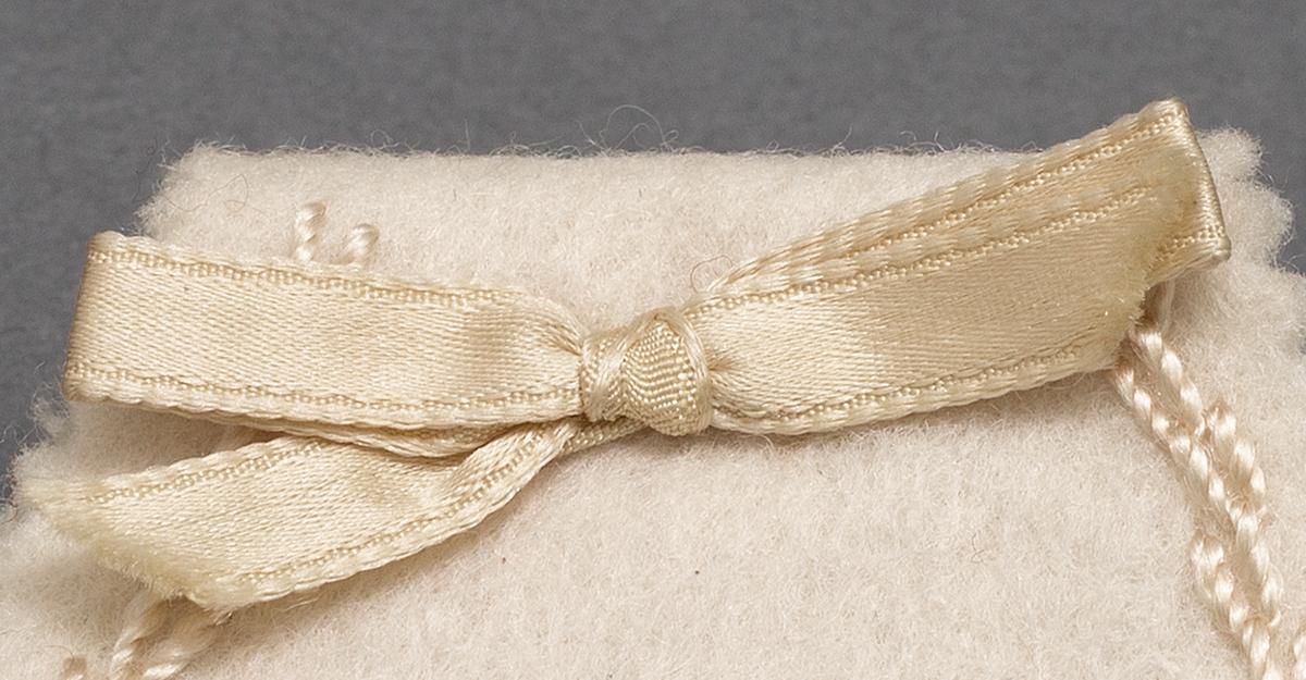 1960.0124 D Needle Case, Detail 2