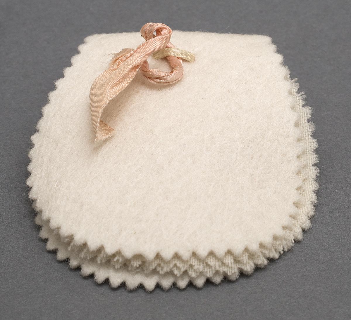 1960.0124 D Needle Case, Verso