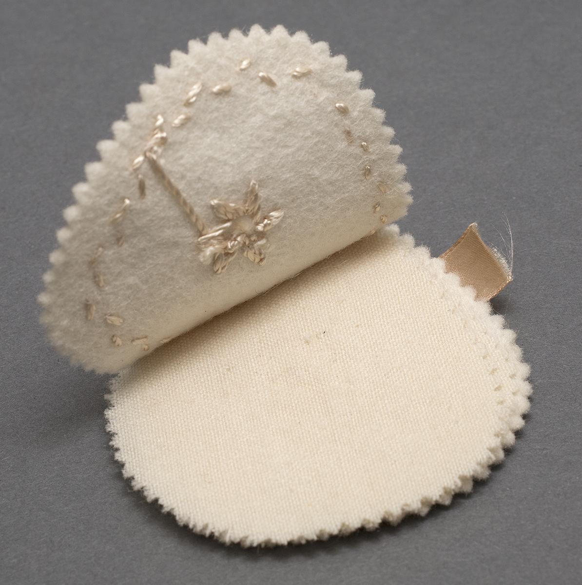 1960.0124 D Needle Case, View 2