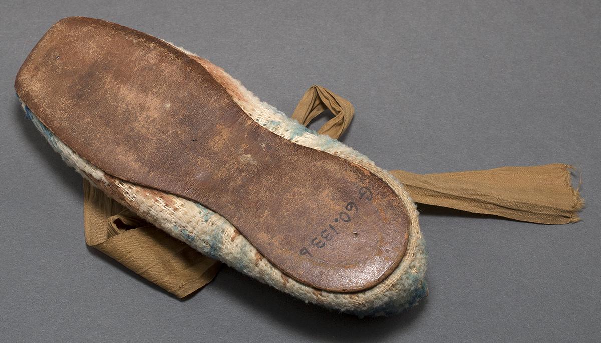1960.0133 B  Child's Shoe, View 3