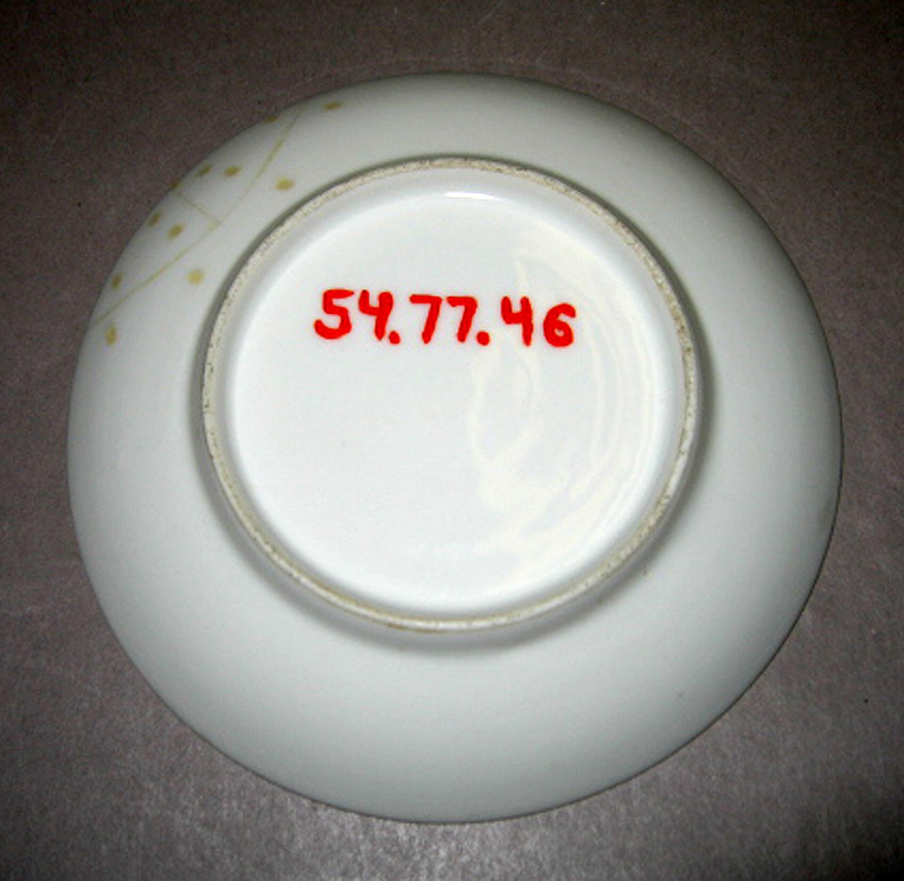 1954.0077.046 Porcelain saucer (underside)