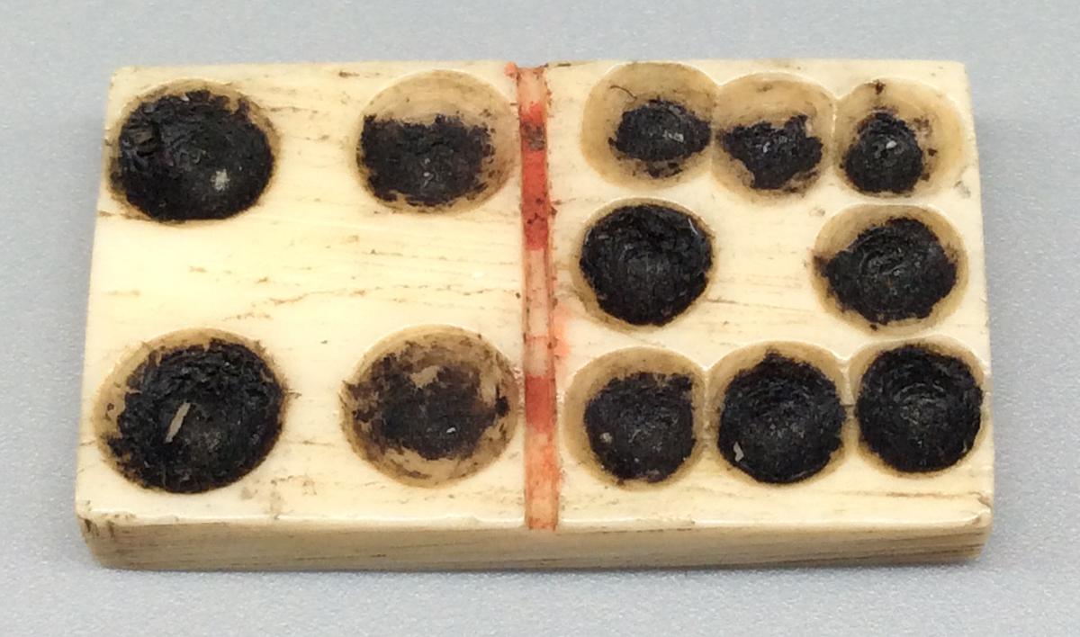 1960.0188.040 Domino, view 1