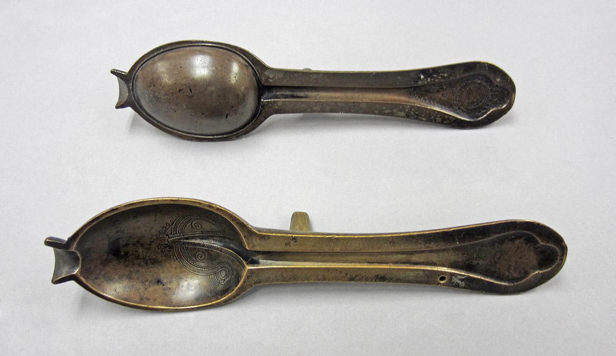 1960.0210, Spoon mold, open