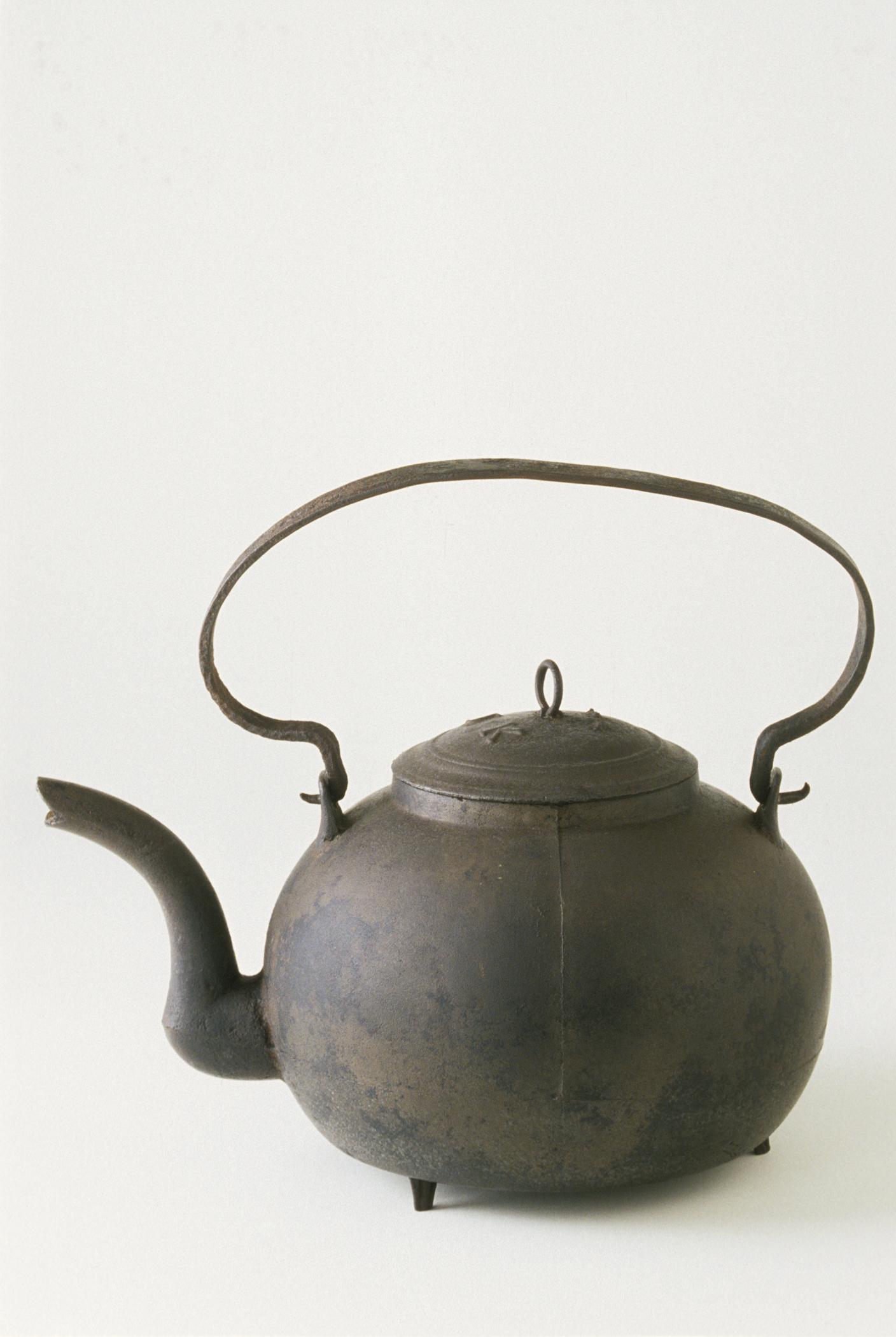 1960.0214 A, B Kettle