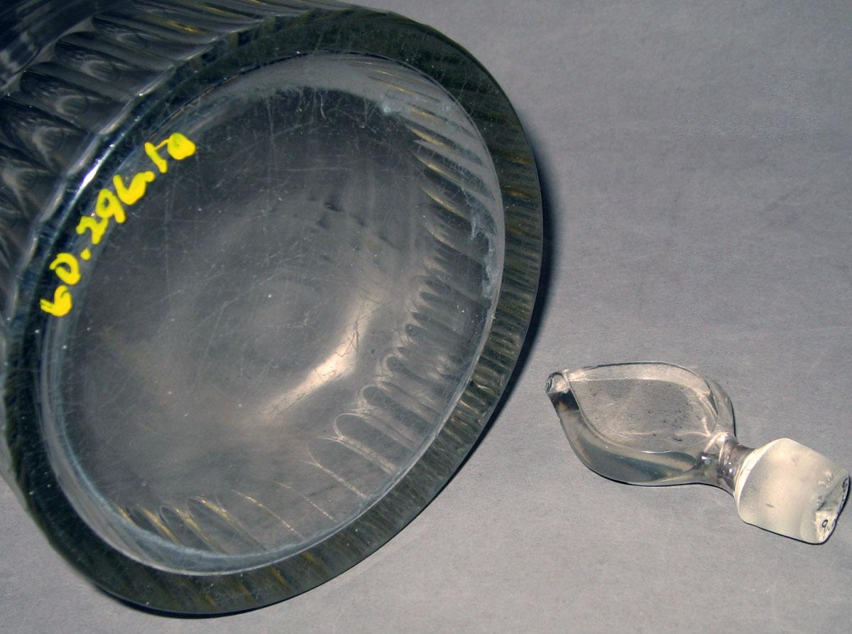 1960.0296.001 A, B Glass decanter (detail)