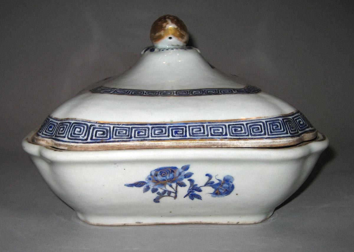 1960.0326.020 A, B Porcelain Dish and cover side