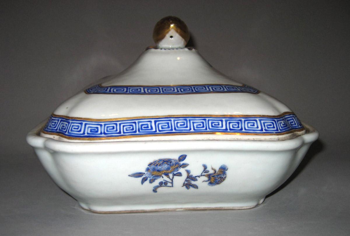 1960.0326.021 A, B Porcelain Dish and cover side