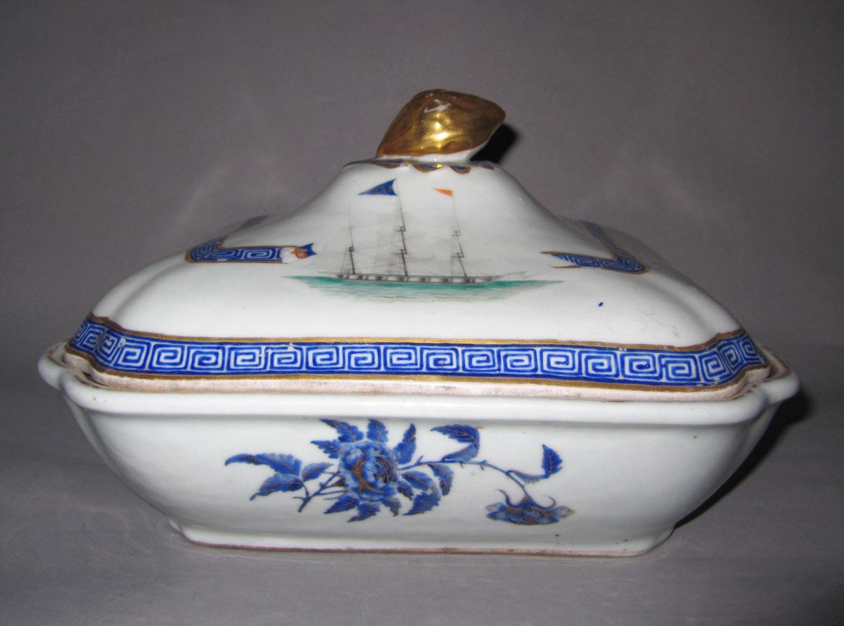 1960.0326.022 A,B Porcelain dish and cover