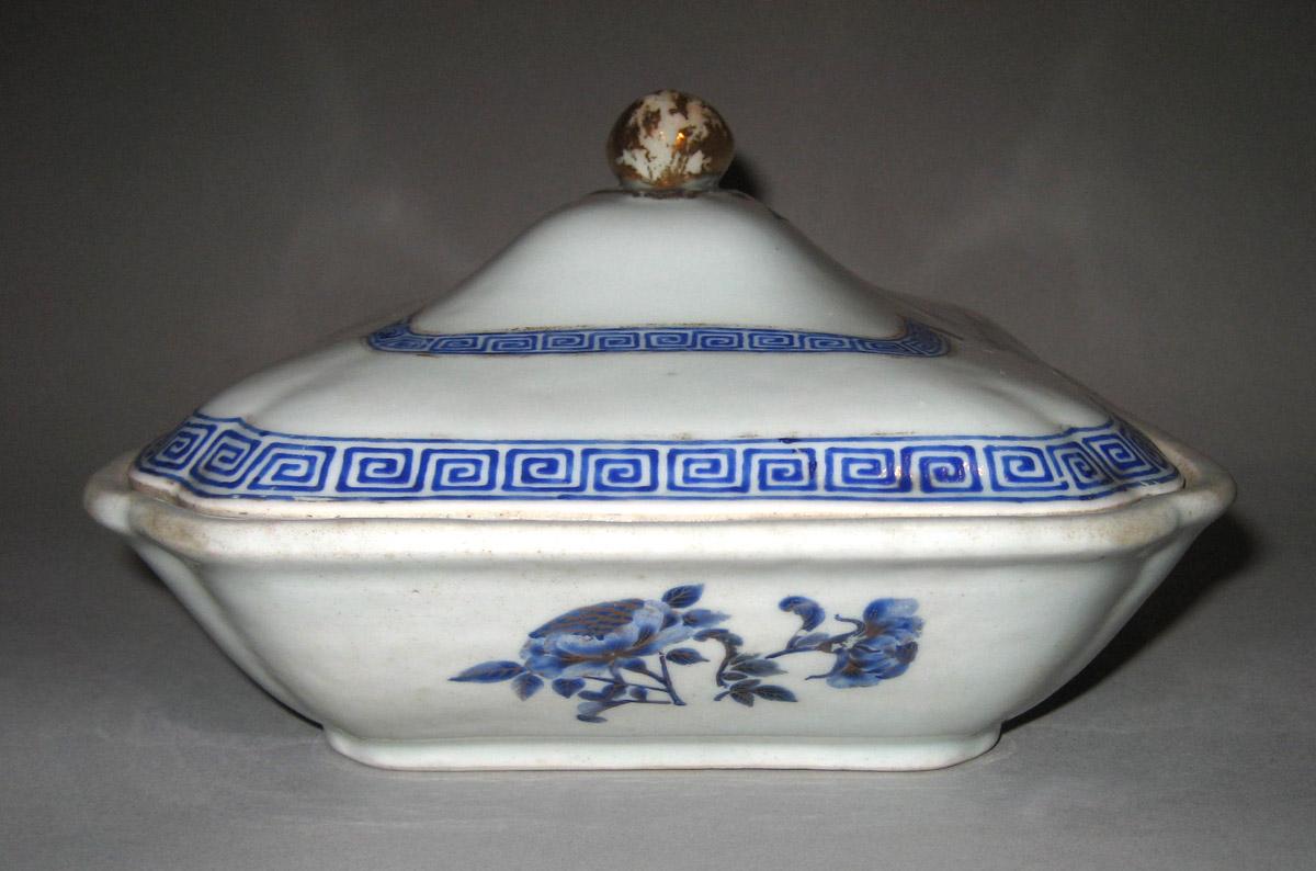 1960.0326.024 A, B Porcelain Dish and cover side