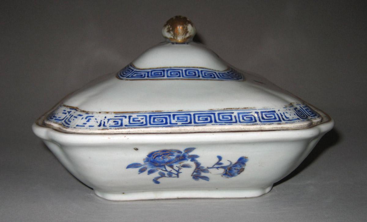 1960.0326.026 A, B Porcelain Dish and cover side