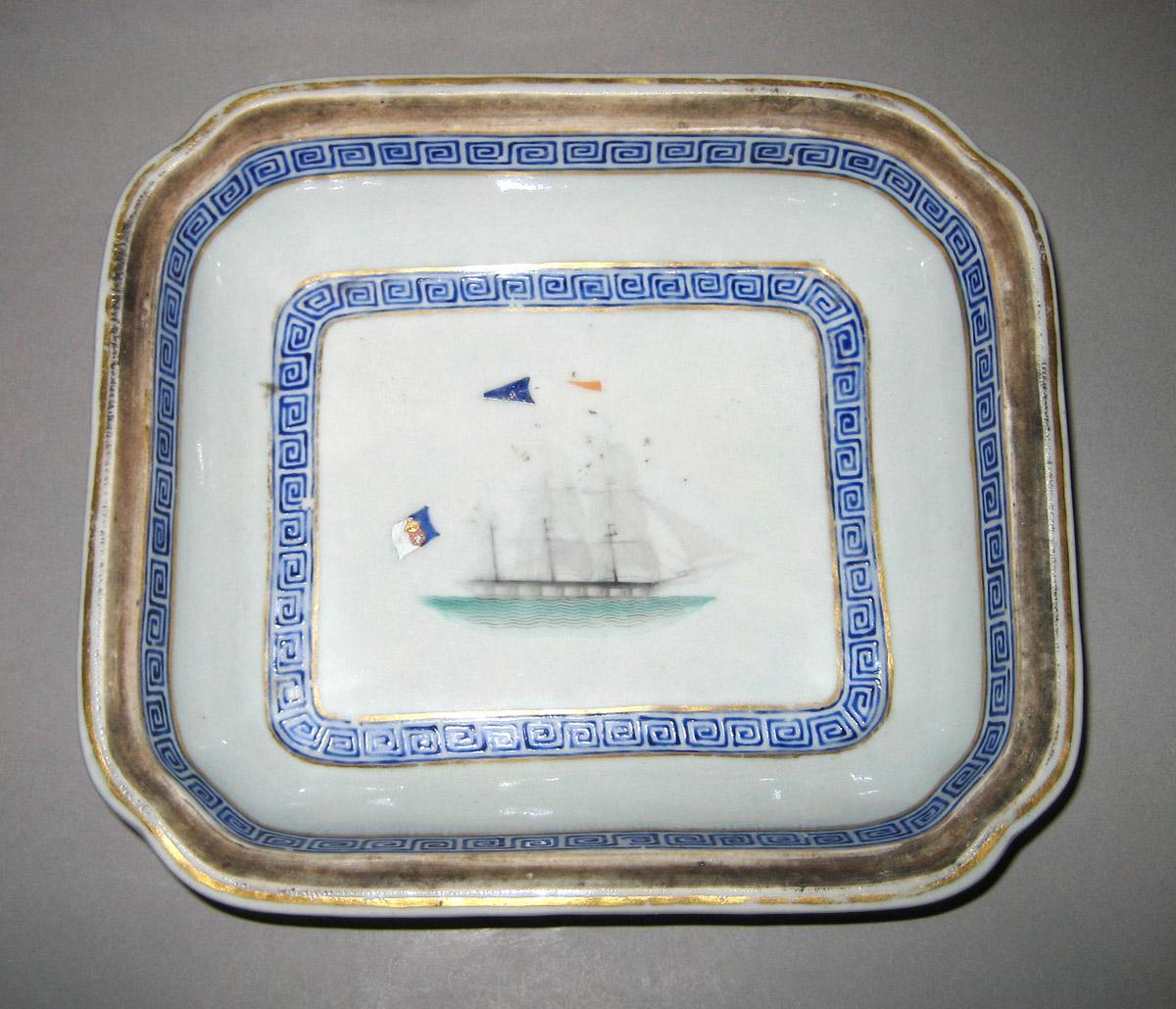 1960.0326.026 A, B Porcelain Dish and cover interior