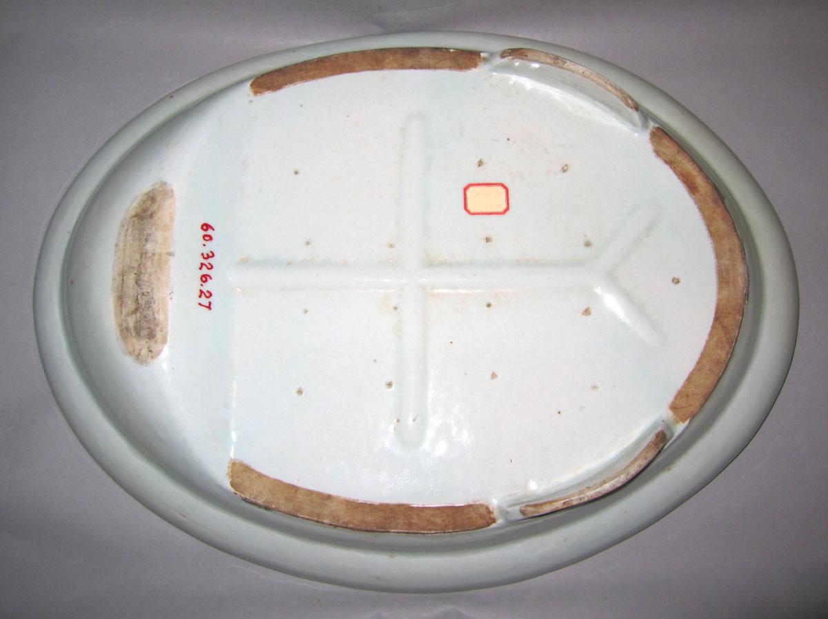 1960.0326.027 Porcelain platter underside