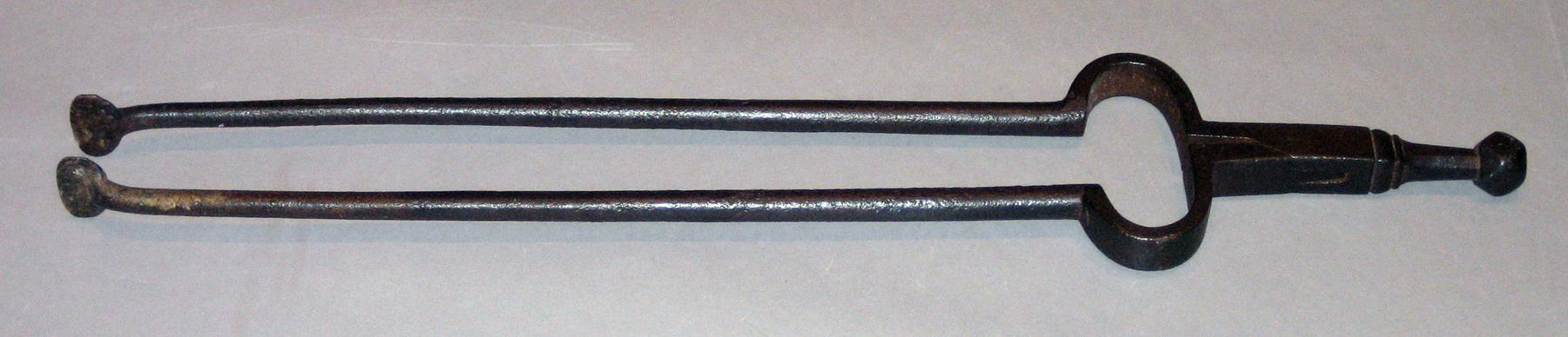 1960.0329 Tongs