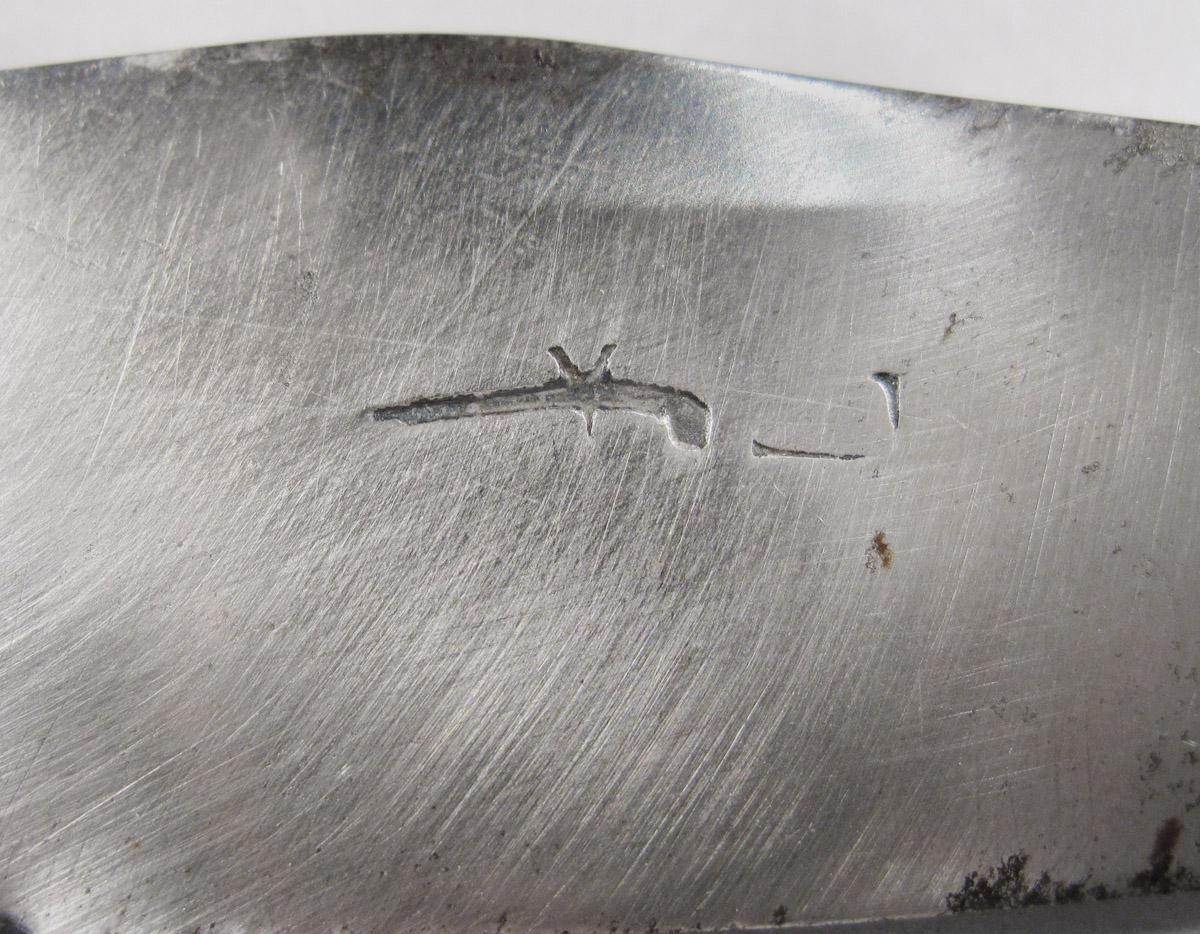 1954.0079.040 Knife, mark