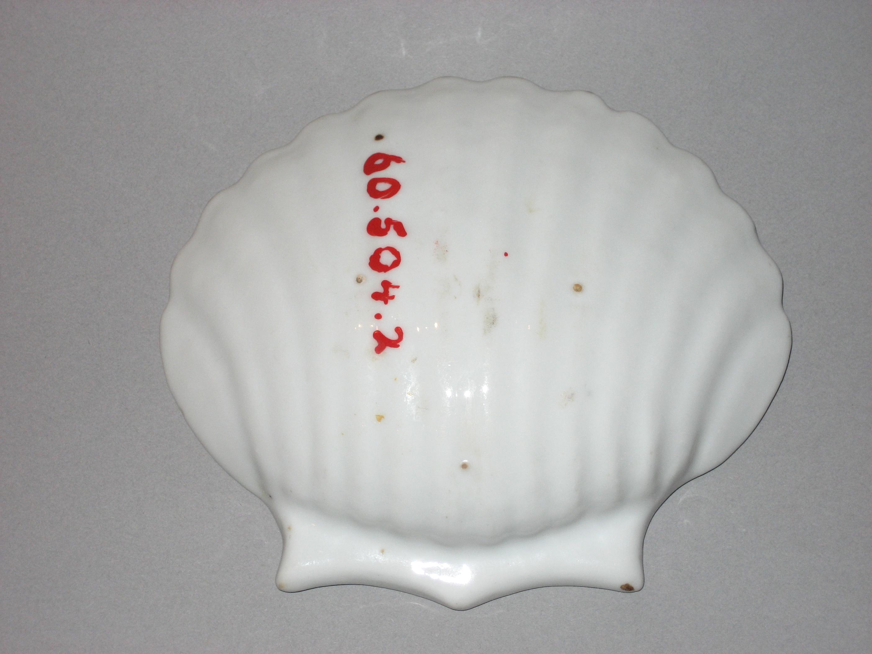 1960.0504.002 Dish underside