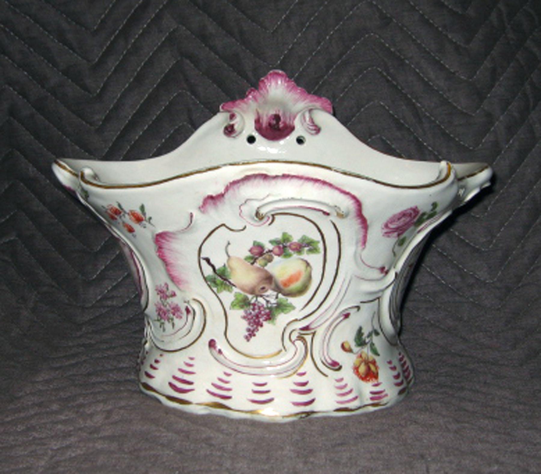1960.0519 Porcelain wall pocket