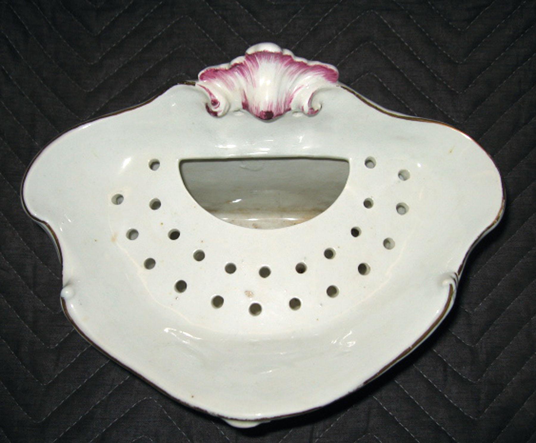 1960.0519 Porcelain wall pocket (top)