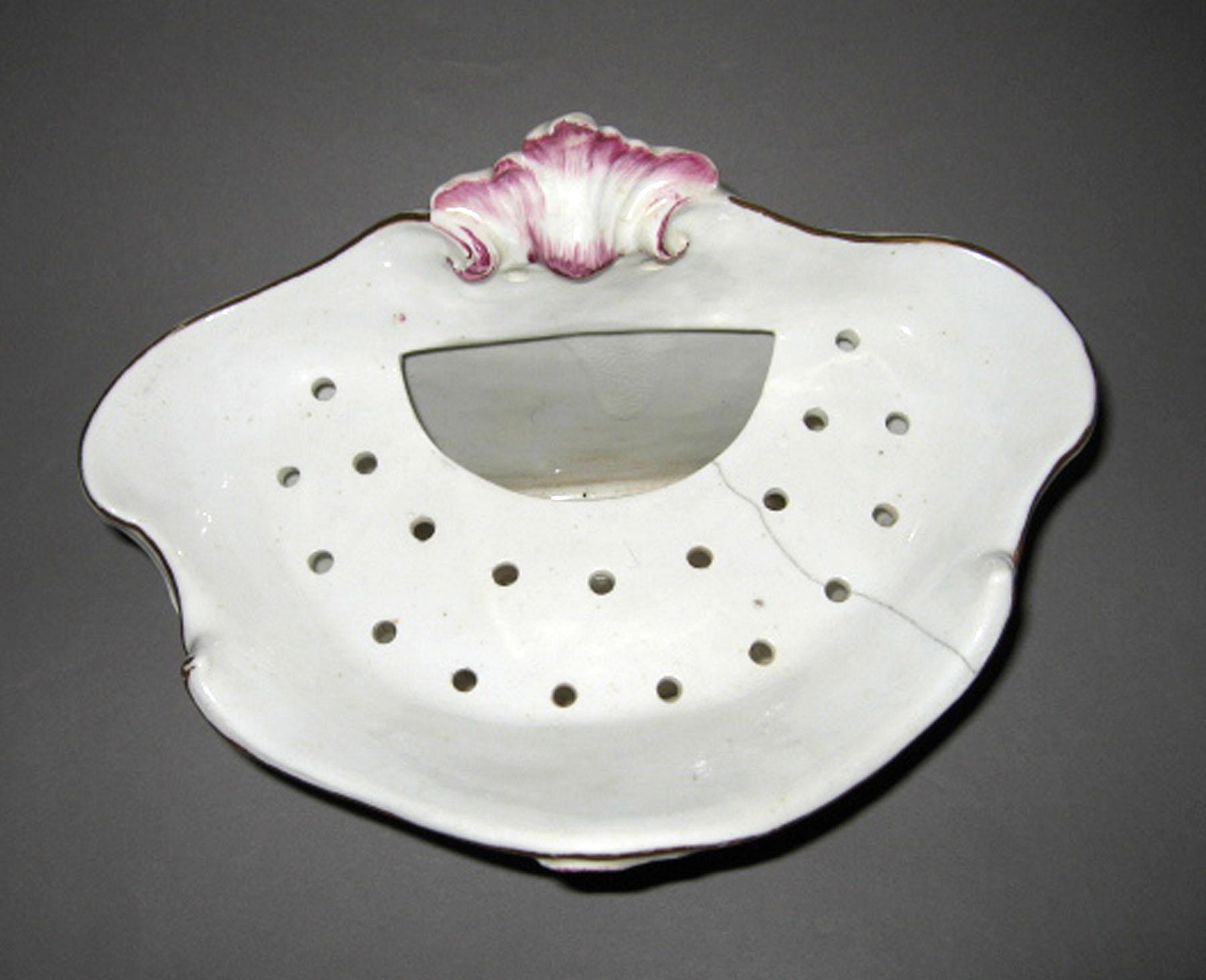 1960.0520 Porcelain bough pot (top)