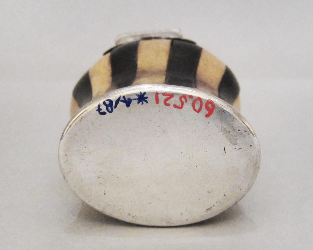 1960.0521 Snuff box, underside