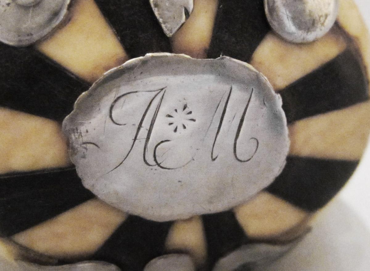 1960.0521 Snuff box, engraving