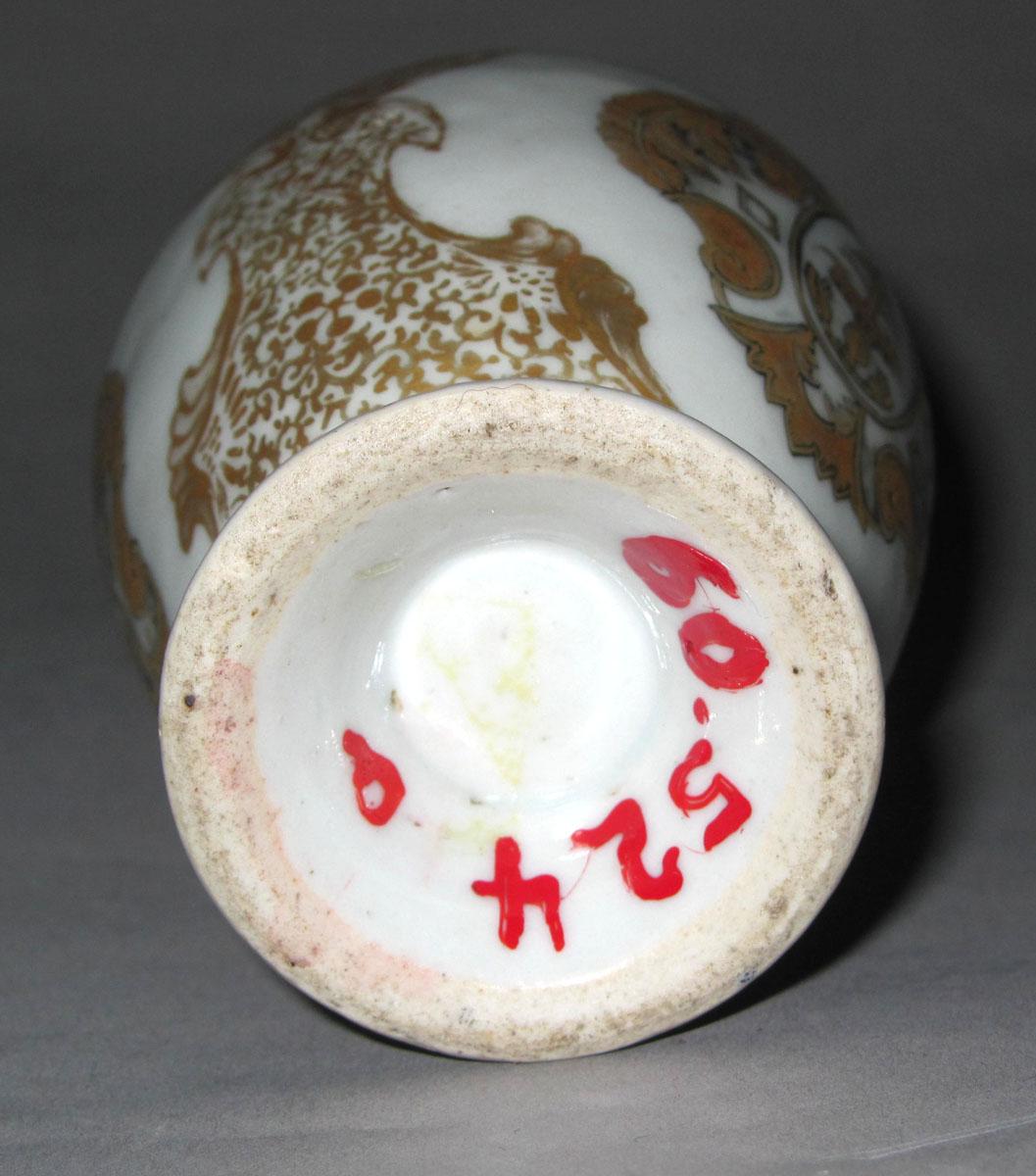 1960.0524 A Porcelain tea cannister underside