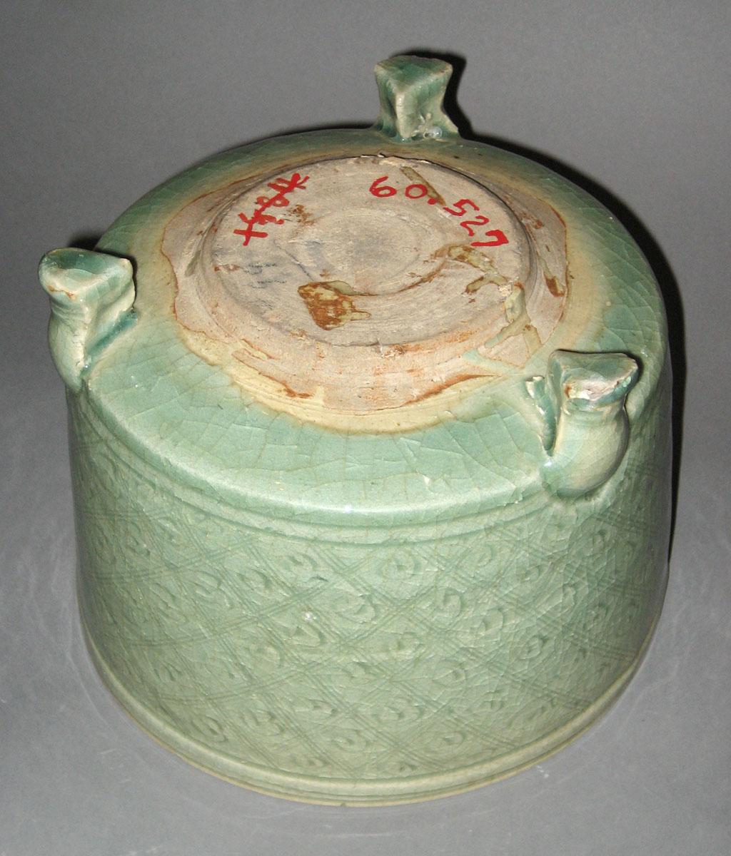 1960.0527 Celadon stoneware cachepot bottom