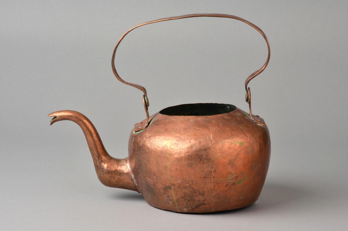 1960.0586 Kettle, view 1