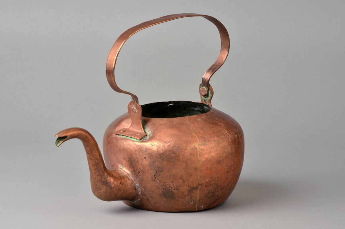 1960.0586 Kettle, view 2