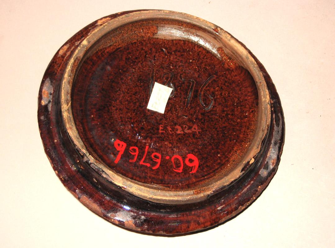 1960.0676 Jar and cover (cover)