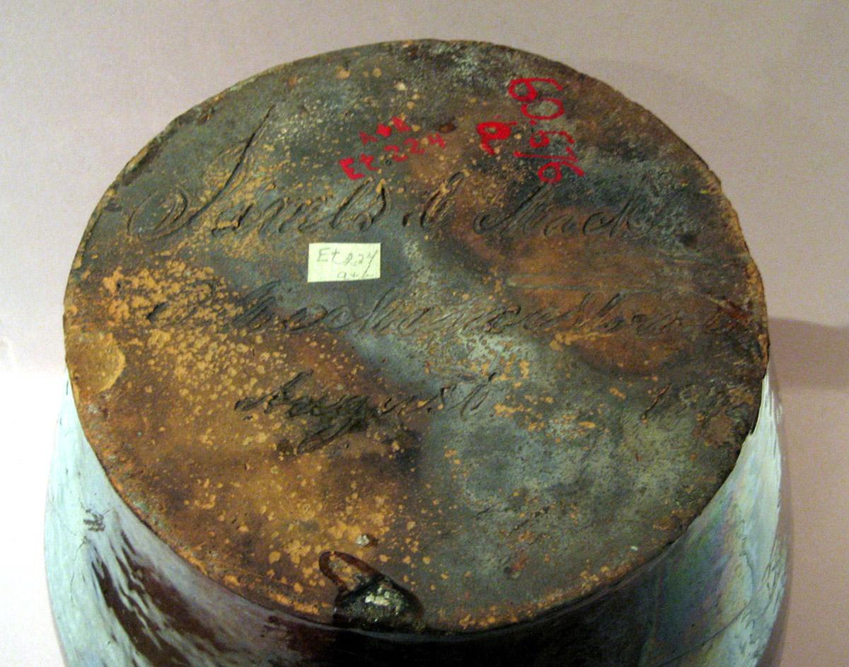 1960.0676 Jar and cover (inscription)