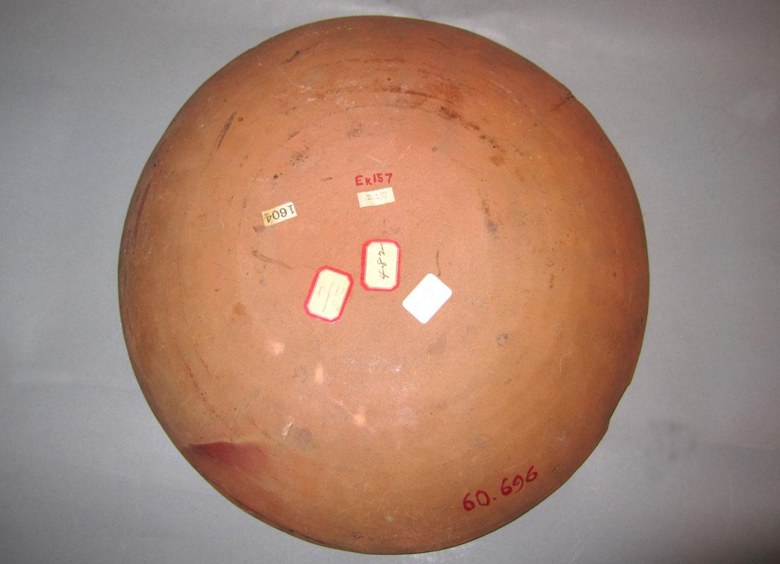 1960.0696 Dish underside