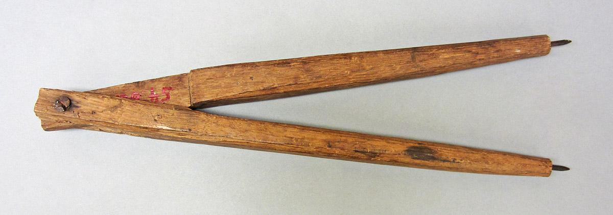 1954.0088.002, Compass, side 2