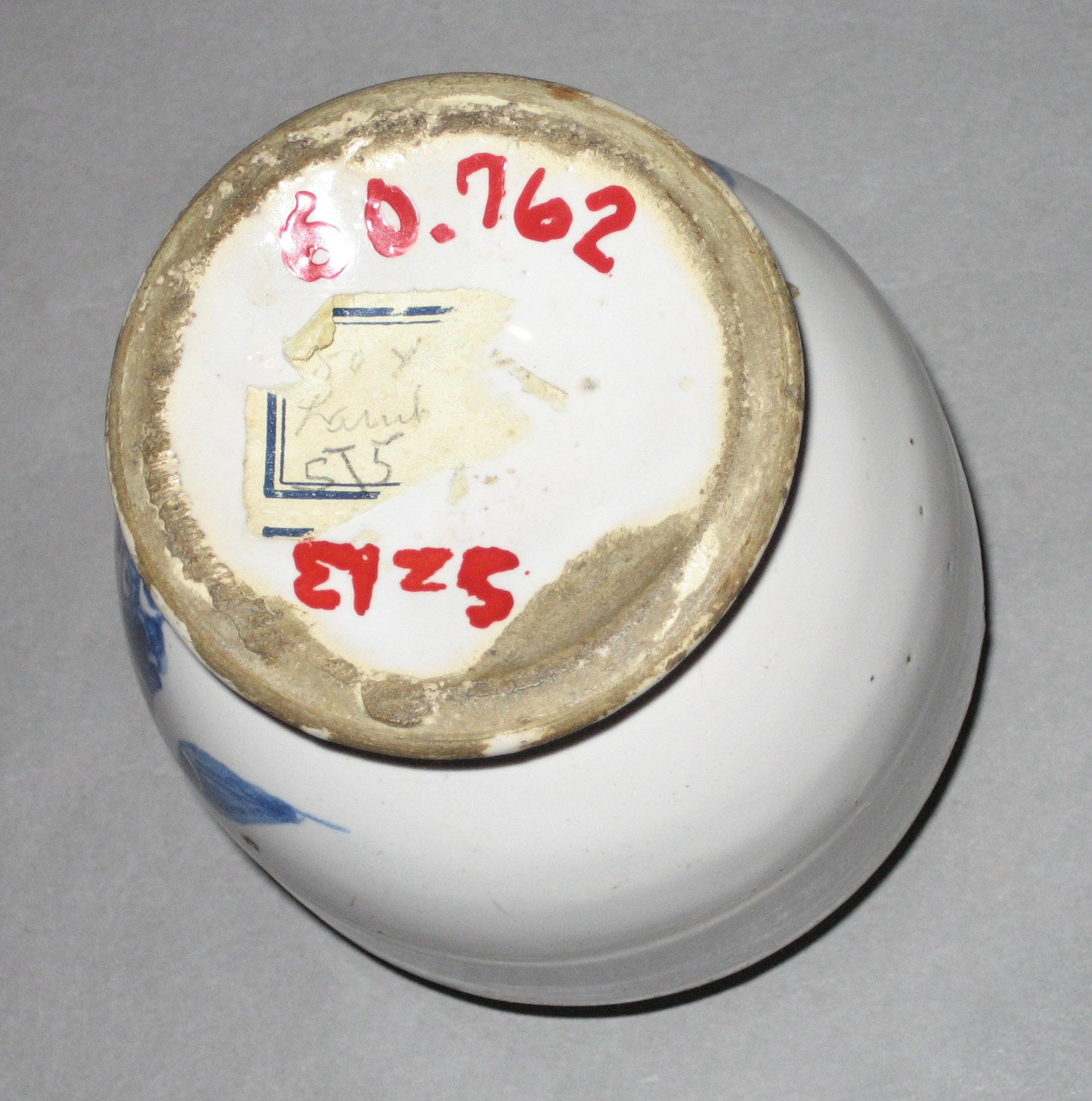 1960.0762 Delft apothecary pot or dry drug jar (bottom)