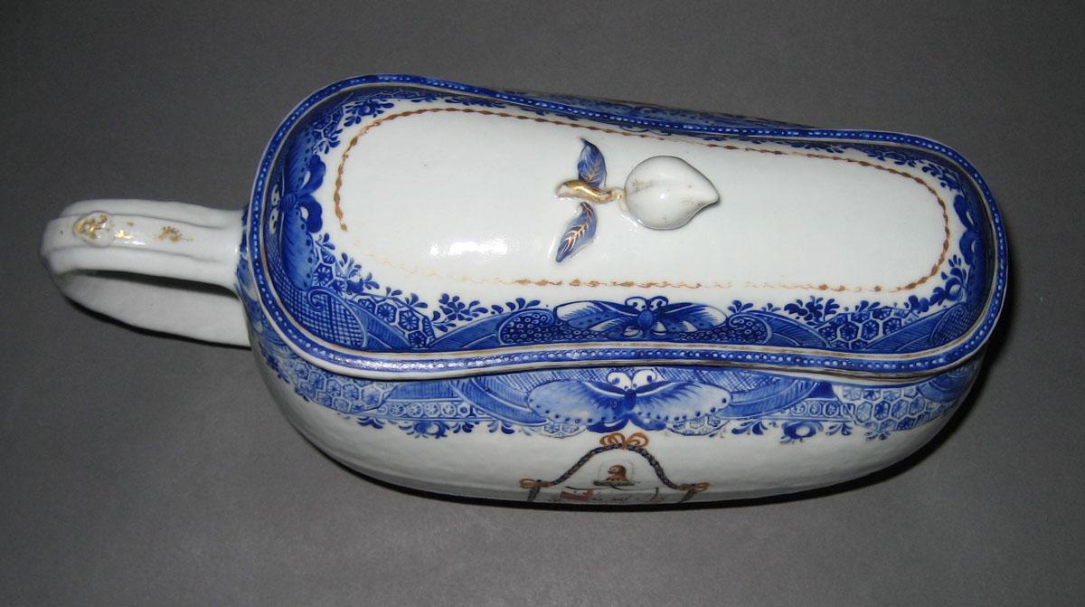 1960.0803.002 A, B Porcelain Bourdaloue top view