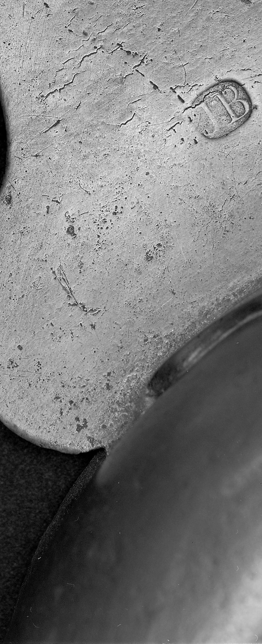 1960.0923 Pewter porringer (mark)