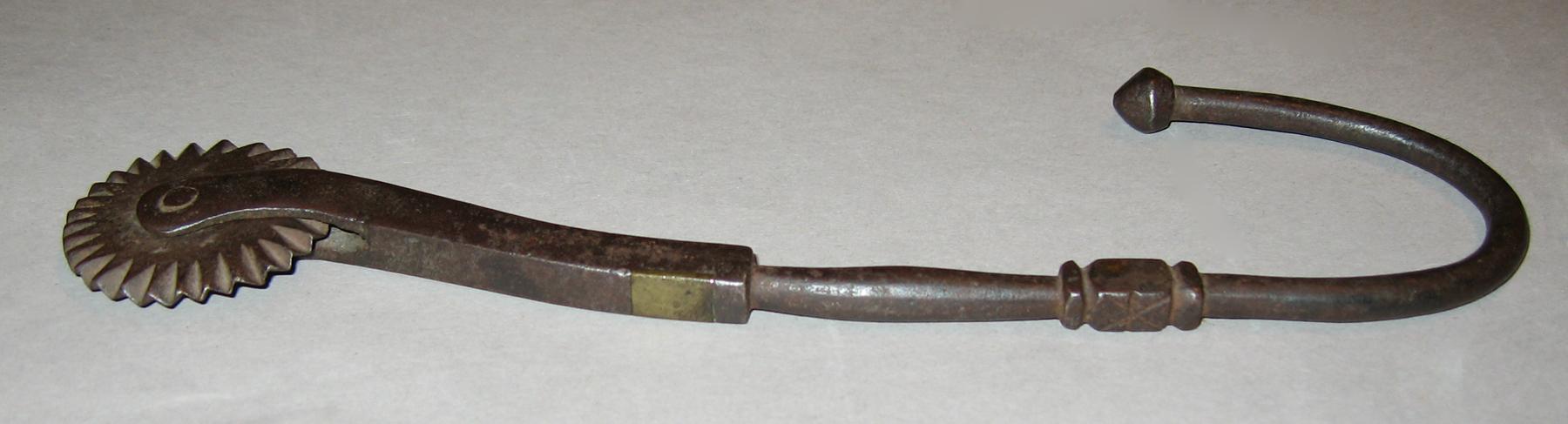 1960.0942 Pastry crimper