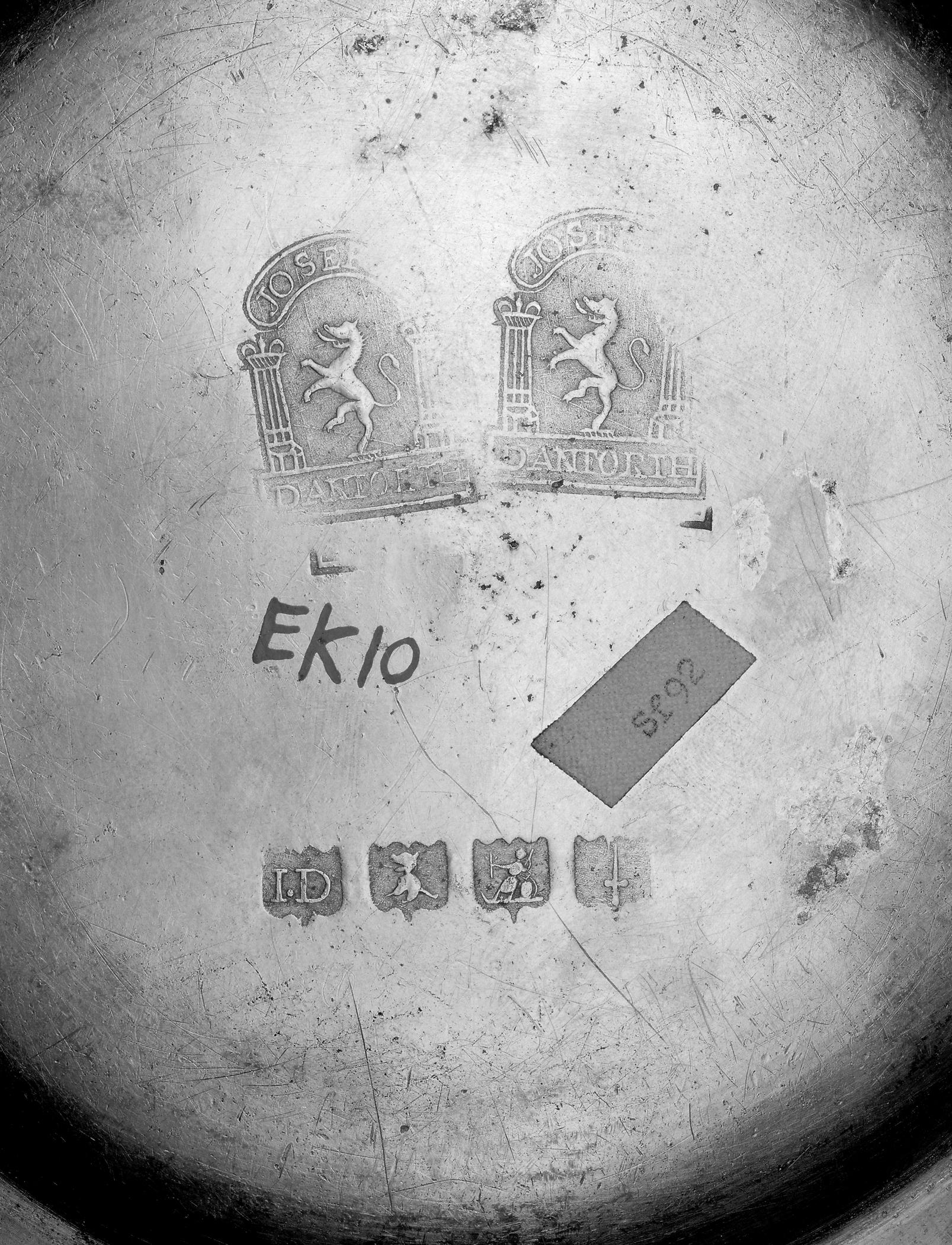 1960.0945 Petwe plate (marks)