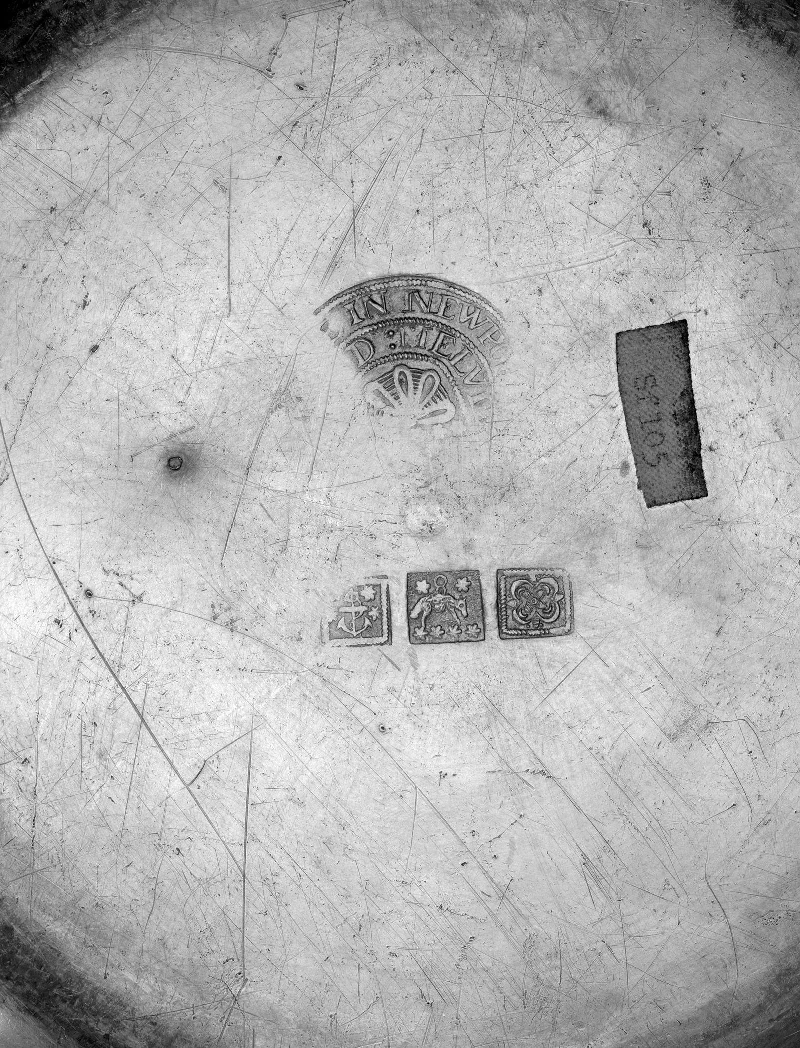 1960.0946 Pewter plate (marks)